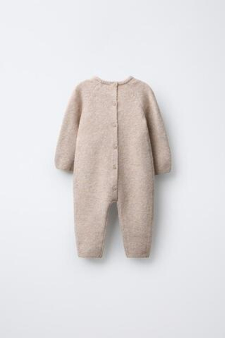 ZARA ВЯЗАНЫЙ КОМБИНЕЗОН С ВЫШИТЫМИ ЦВЕТАМИ, СВЕТЛО-БЕЖЕВЫЙ