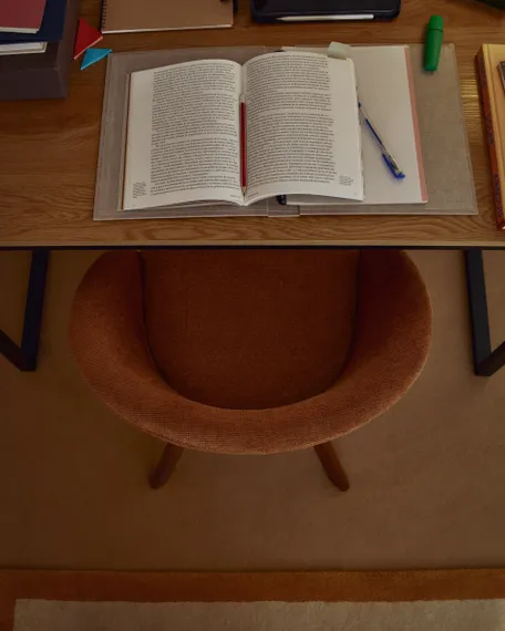 Крутящийся стул Marvin из коричневой синели с ножками из ясеня