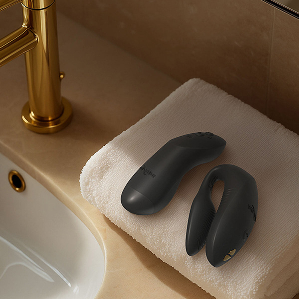 Черный вибратор 8см для пар с пультом ДУ и управлением через приложение We-Vibe Chorus Pro Satin Black SNSP1SG9