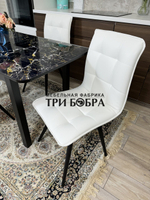 Стеклянный раздвижной стол "Черный мрамор" и стулья "ГУЧИ" белый