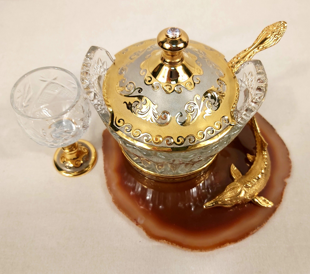 Икорница "Осетринка" с крышечкой на агате с рюмочкой