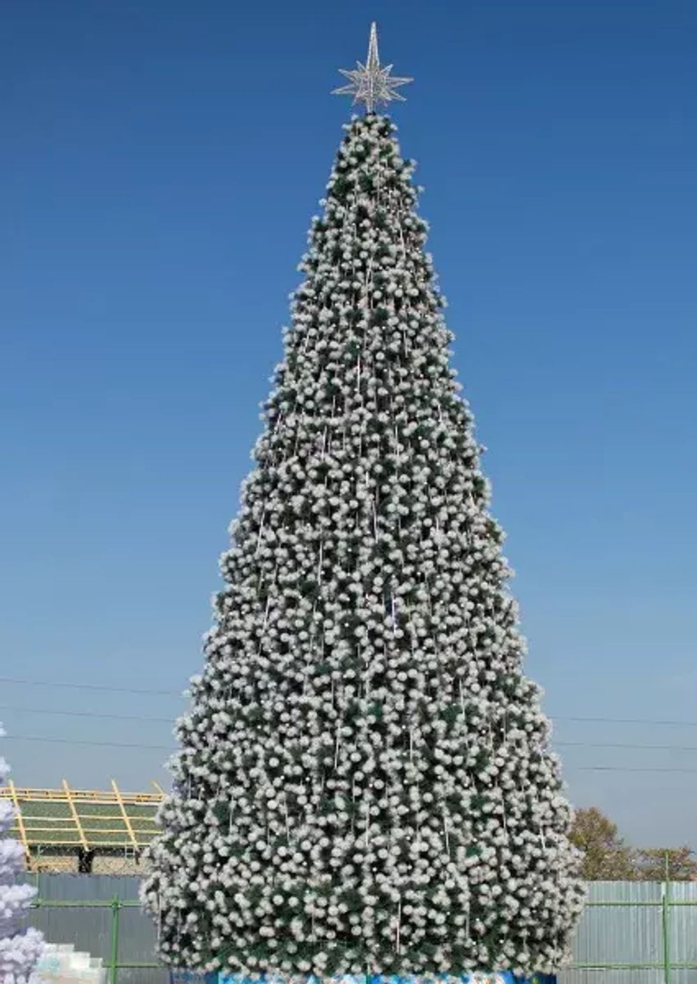 Уличная елка каркасная "Уральская сосна" (бело-зеленая леска) от 4 до 30 м