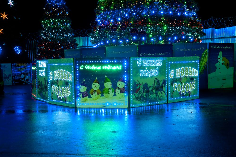 Светящееся ограждение и подиум для большой елки
