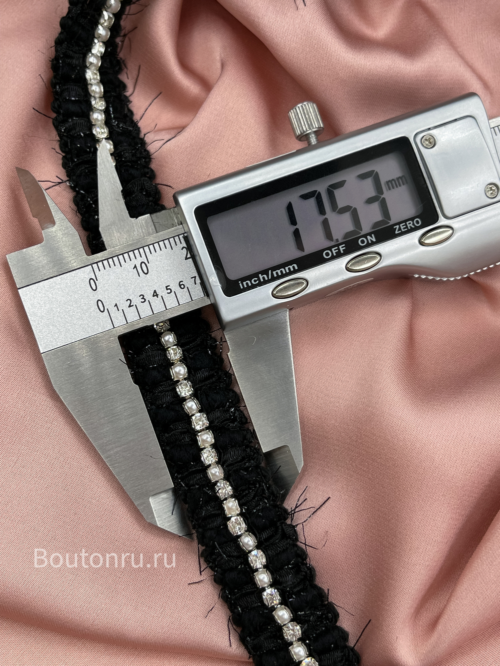 Тесьма черная с нитью люрекс ряд со стразами и жемчугом