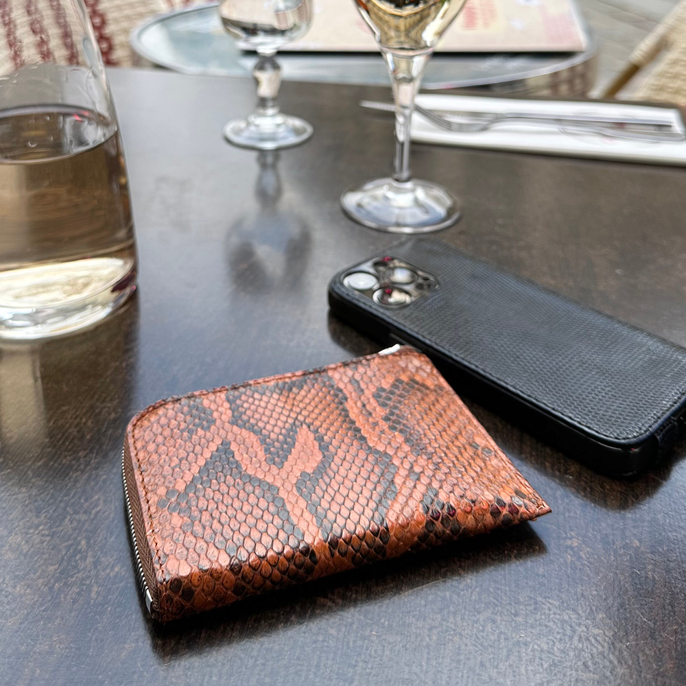 Мини-кошелек Aven из кожи питона карамельного цвета