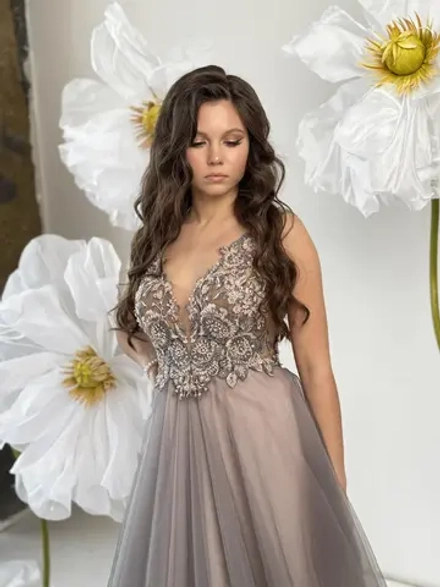 Платье вечернее с цветами и вышитым лифом