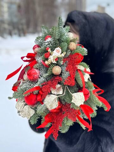 Елочка с красно-золотым декором и дедушкой Морозом