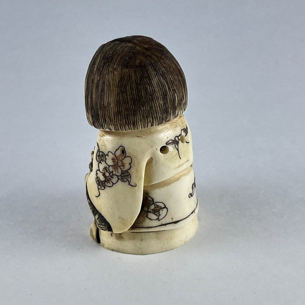 Статуэтка нэцкэ Женщина с корзиной цветов