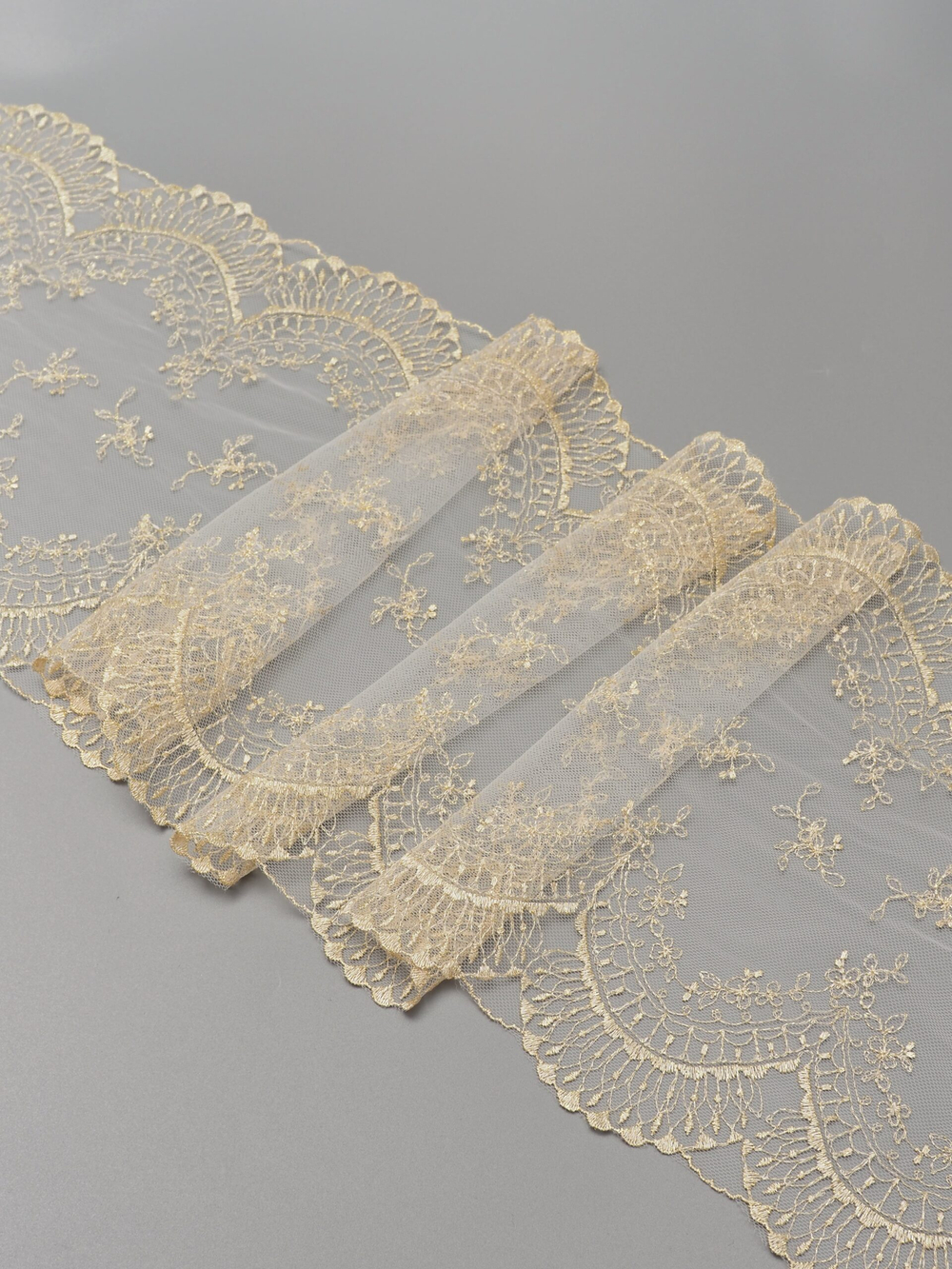 Вышивка на сетке молочная с золотой нитью ширина 23 см