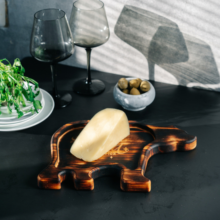 Менажница "Медведь" из кедра для подачи блюд и закусок с гравировкой "Чудеса случаются"