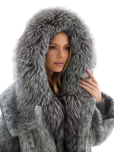 Серый пуховик из шерсти с капюшоном и мехом лисы