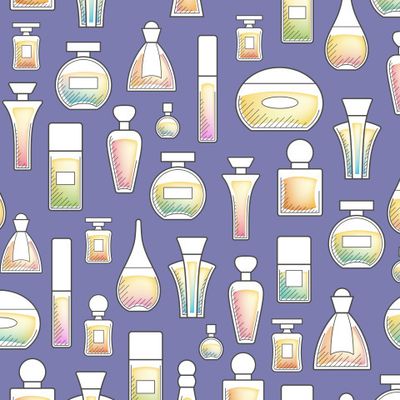 Флаконы с духами на фиолетовом фоне