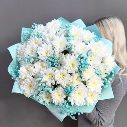 Букет из 9 кустовых хризантем сорта "BALTICA" и гипсофилы цвета "TIFFANY"