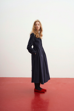 Платье с защипами на груди из темно-синего хлопка-твил