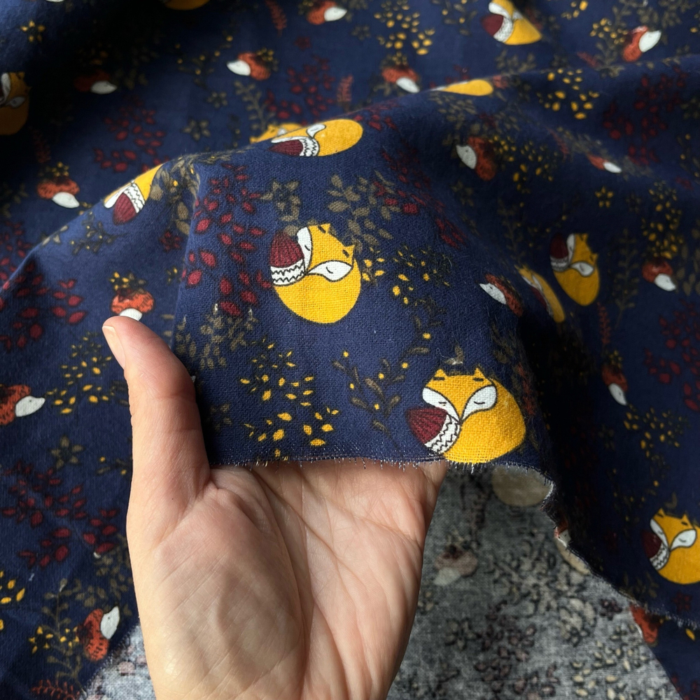 Фланель Лисички на темно-синем фоне (БРАК)