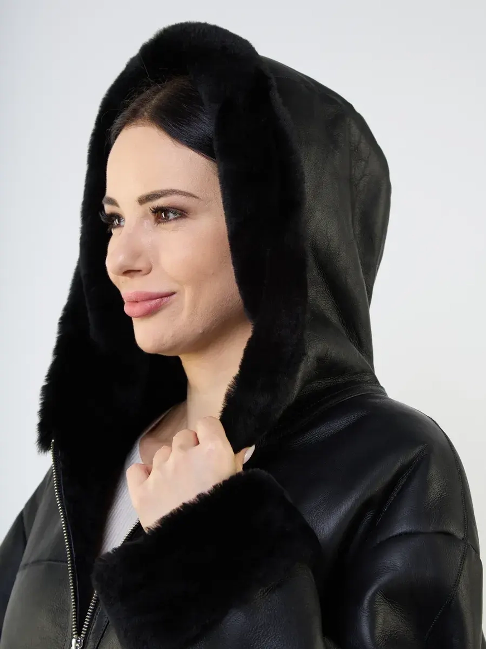 Дубленка зимняя натуральная с капюшоном