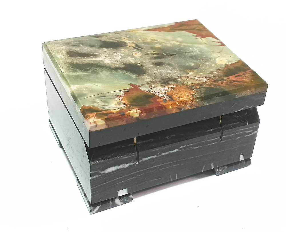 Шкатулка из яшмы и доломита 9-7-5.5см вес 470гр.