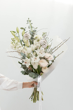 купить роскошный букет с лилиями и ранункулюсами