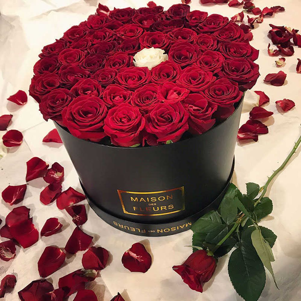 45 красных роз в чёрной подарочной коробке &quot;Maison des fleurs&quot;