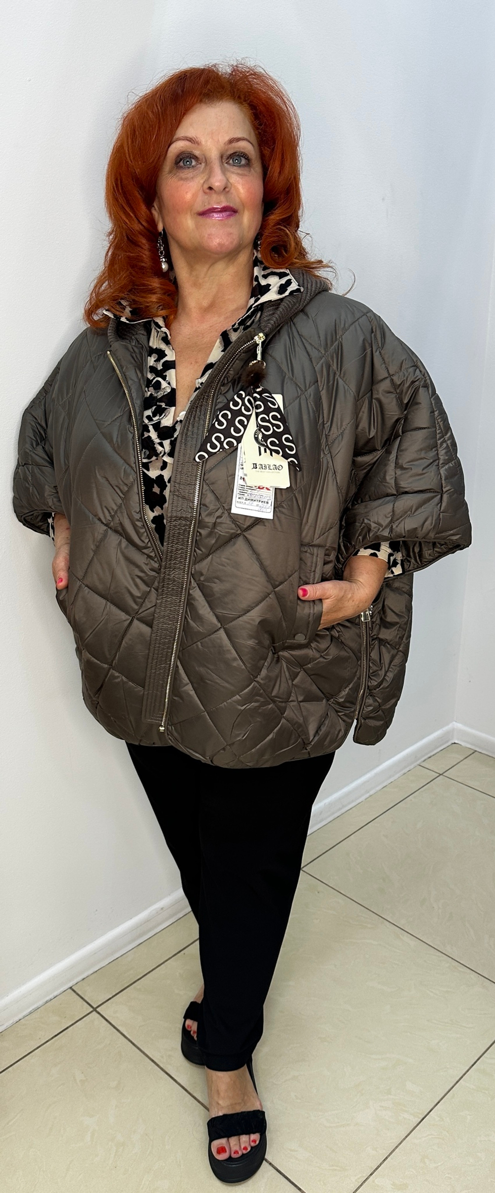 Светлый жилет на пуху с вязанным капюшоном