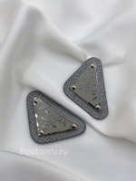 Логотип металлический Прад. серый на коже серебро