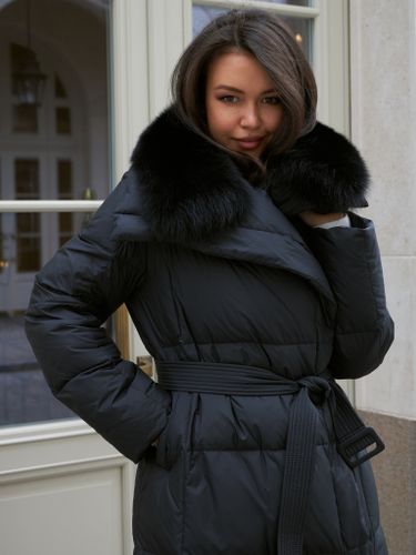 Длинный черный пуховик с песцовым воротником