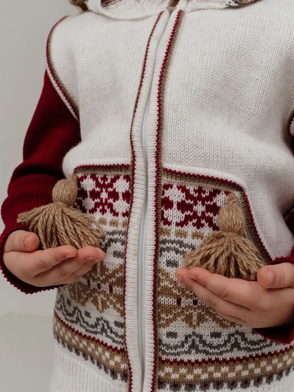 Жилетка вязаная с капюшоном