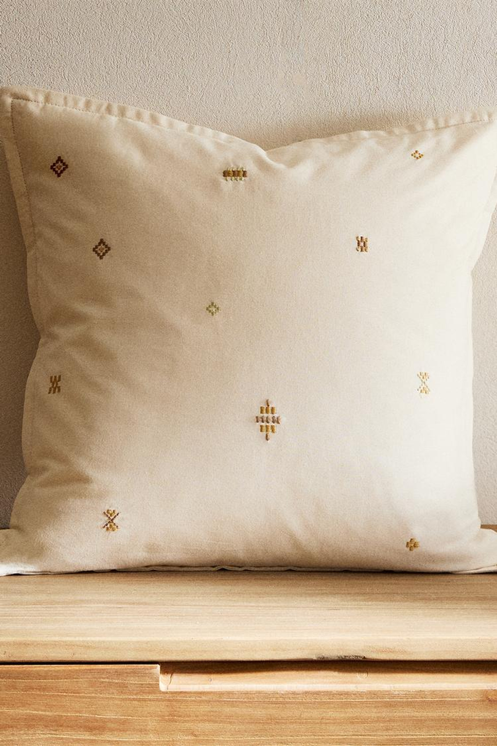 ZARA HOME ЧЕХОЛ ДЛЯ ДЕКОРАТИВНОЙ ПОДУШКИ С ВЫШИВКОЙ, СВЕТЛО-БЕЖЕВЫЙ