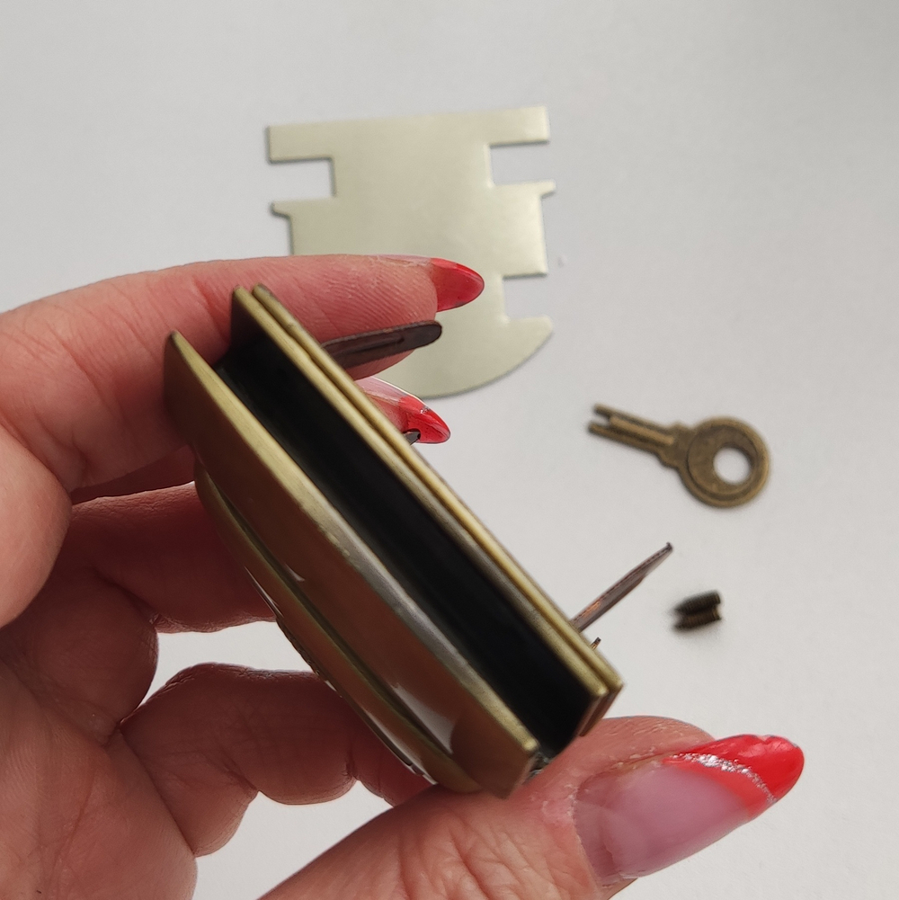 Замок-защелка портфельный на винтах 48*50 Антик