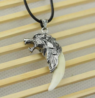 Игрушка-Подвеска на зеркало заднего вида - ЧЕТКИ ЭМАЛЬ Белый - Клык белый с обрамлением волк