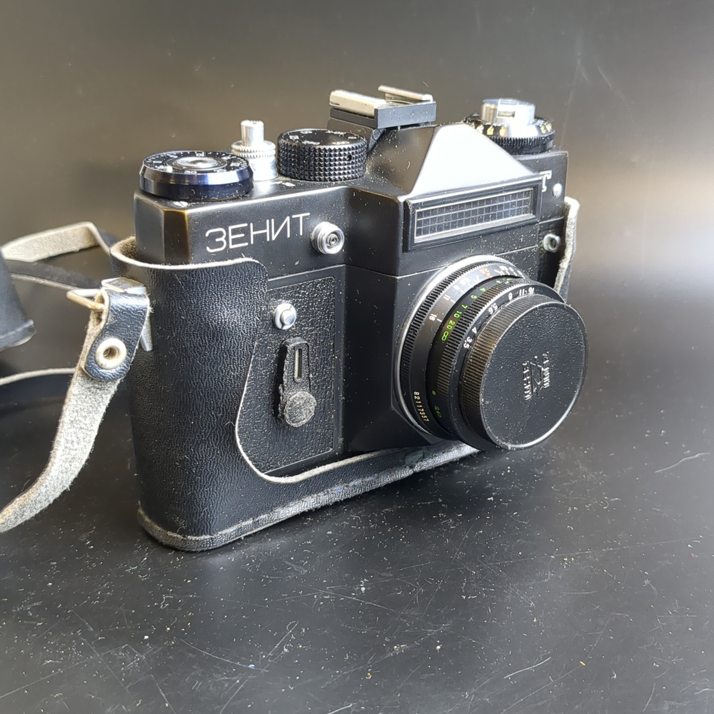 №12 Фотоаппарат "Зенит-ЕТ" с объективом "Industar-50-2" в оригинальном кофре, металл, стекло, пластик, кожа, Белорусское оптико-механическое объединение (БелОМО), СССР, 1982-1995 гг.