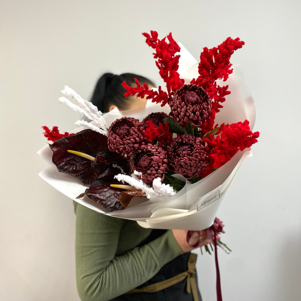 Яркий букет с антуриумом, хризантемами «Бигуди», и красным рускусом 1060