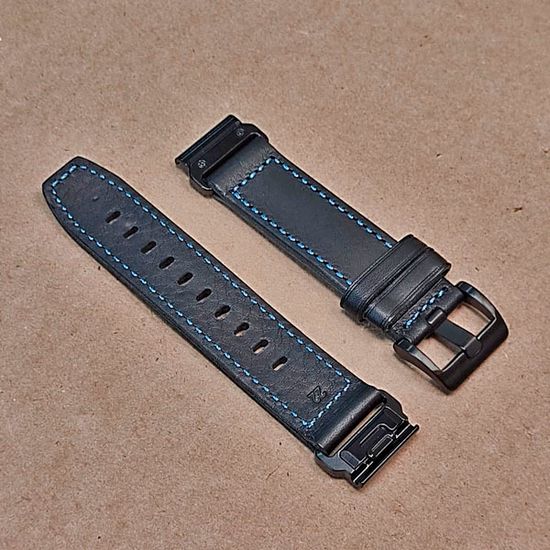 Ремешок кожаный QuickFit 22 мм для Garmin Fenix 7 / 6 / 5, Forerunner 935 / 945 / 955, instinct, instinct 2, Epix Gen 2 быстросъемный (Черный, синяя строчка)