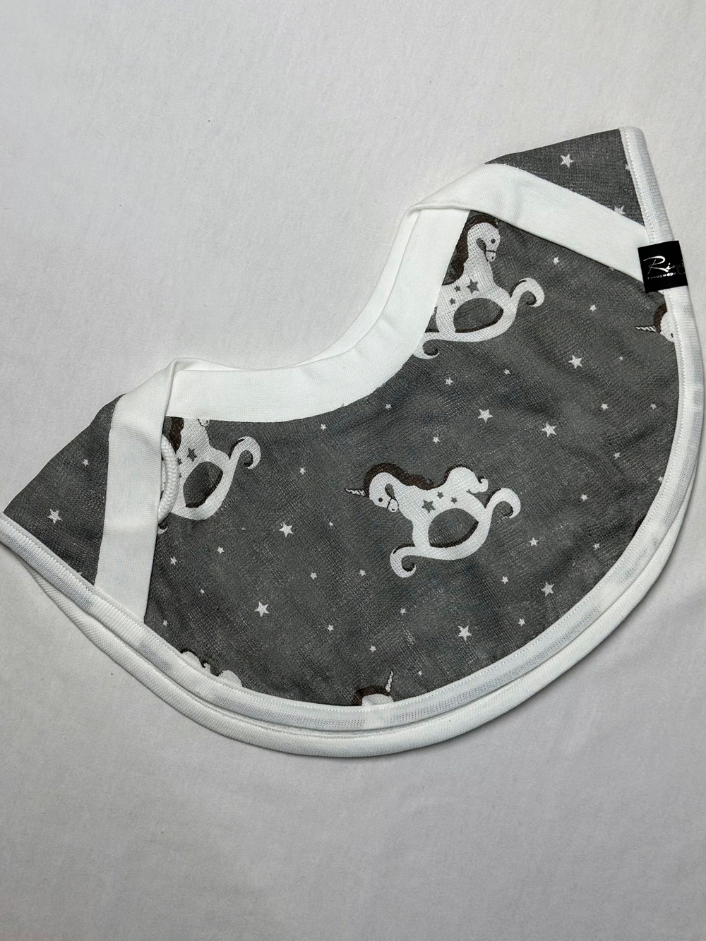 Двусторонний слюнявчик нагрудный RinaAmari Лошадки