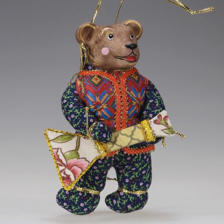 Ёлочная игрушка Медвежонок в жилетке с балалайкой