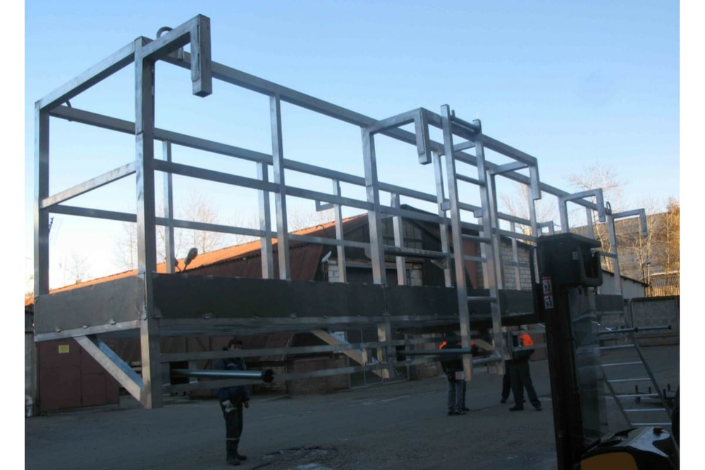 Площадка, навешиваемая на полувагон, боковая, алюминиевая MEGAL ПНПБА - 6000х900х1100 с лестницами