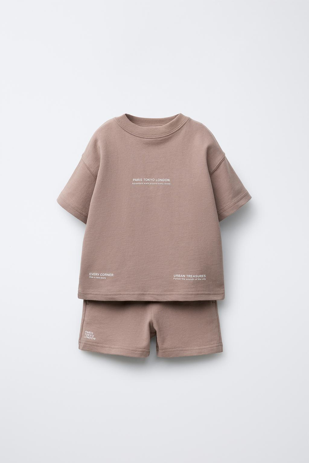 ZARA КОМПЛЕКТ ИЗ ФУТБОЛКИ И ШОРТОВ-ДЖОГГЕРОВ С НАДПИСЬЮ, СВЕТЛО-КОРИЧНЕВЫЙ