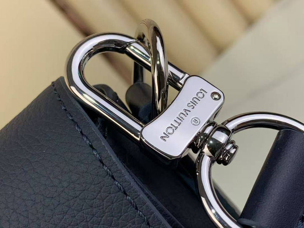 Сумка-мессенджер Louis Vuitton