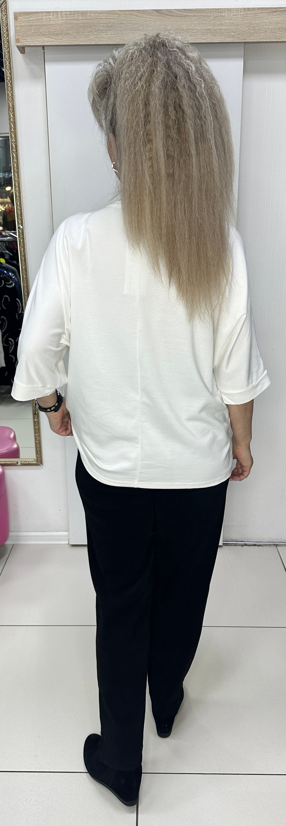 Белый блузон с цветным и стразовым принтом