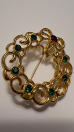 Новогодняя брошь веночек с кристаллами