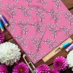 Ткань атлас эскизы белых листьев на розовом фоне