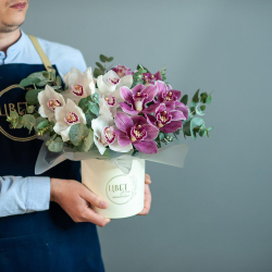 Шляпная коробка с орхидеей и эвкалиптом