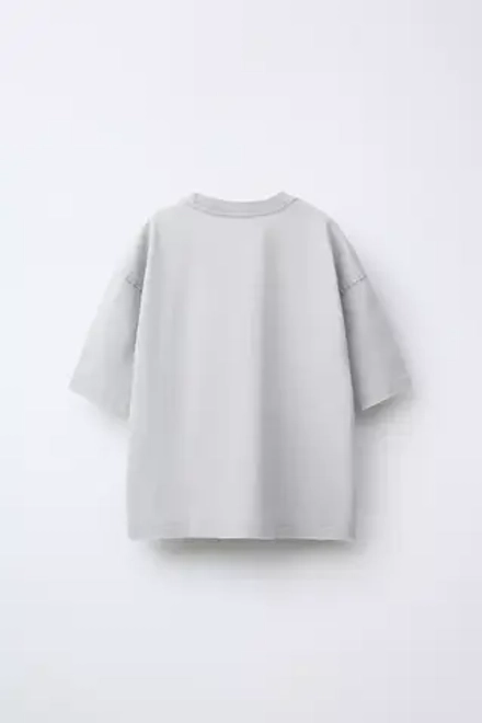 ZARA ФУТБОЛКА С КАРМАНОМ И ЭФФЕКТОМ ПОТЕРТОСТИ, ЖЕМЧУЖНО-СЕРЫЙ