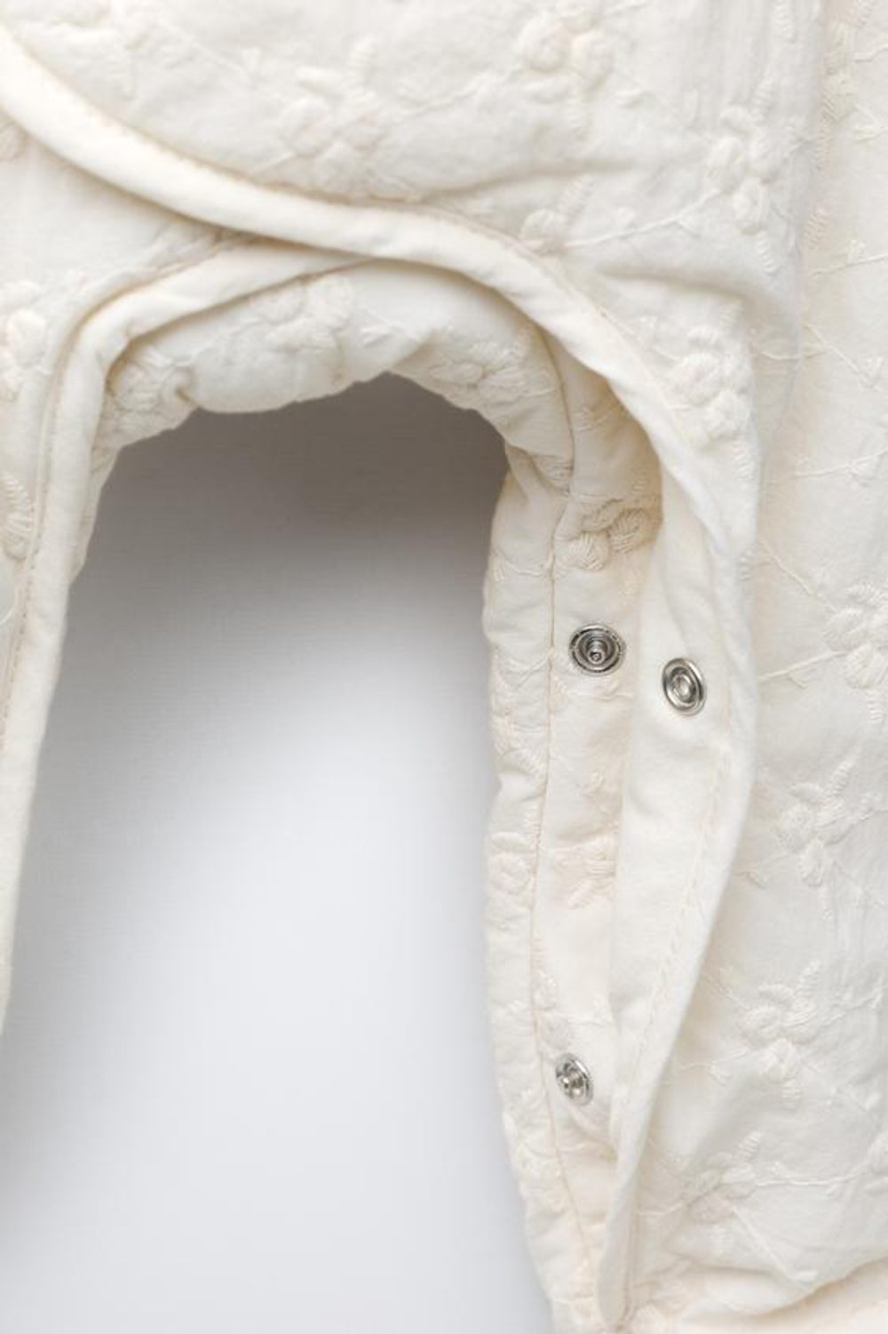 ZARA СТЕГАНЫЙ КОМБИНЕЗОН С ВЫШИВКОЙ В ВИДЕ ЦВЕТОВ, ЭКРЮ