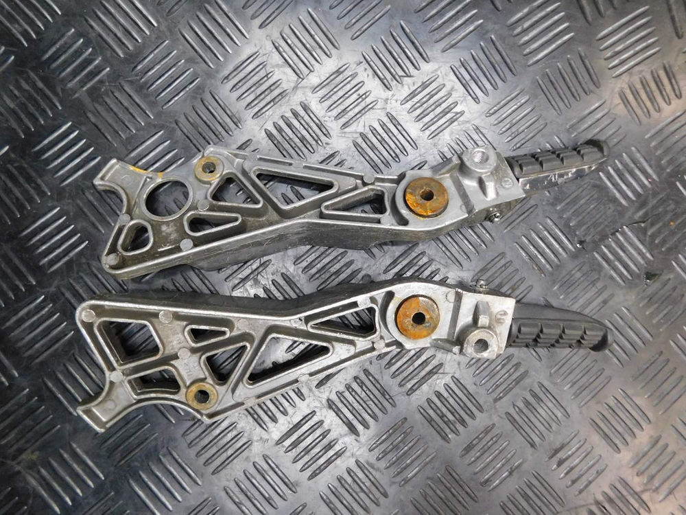 Подножки пассажирские Yamaha FZX750 3XF. (с кронштейнами)