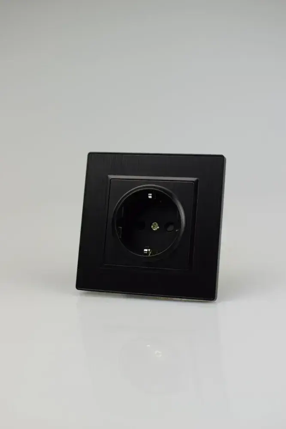 Розетка черная одинарная пластик