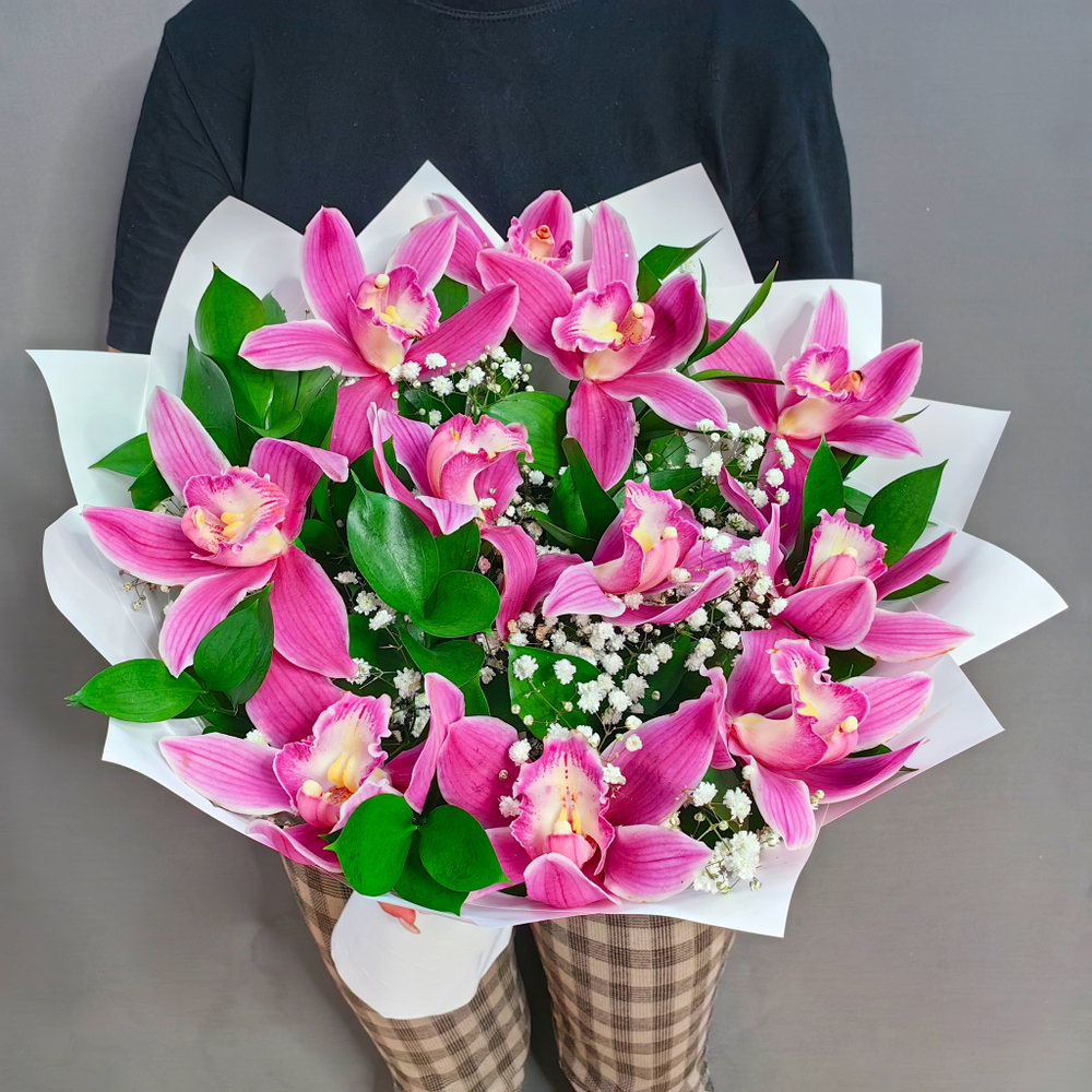 Букет из 11 розовых орхидей