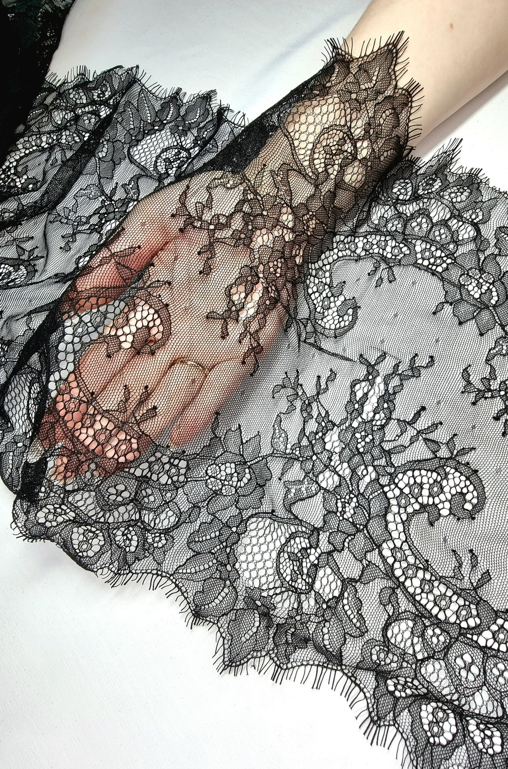 Кружево шантильи чёрное К552