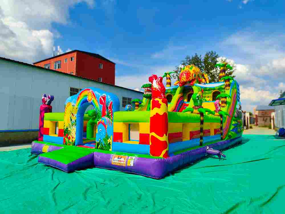 Коммерческий надувной батут "Хамелеон и динозавры" 12*7*6 м