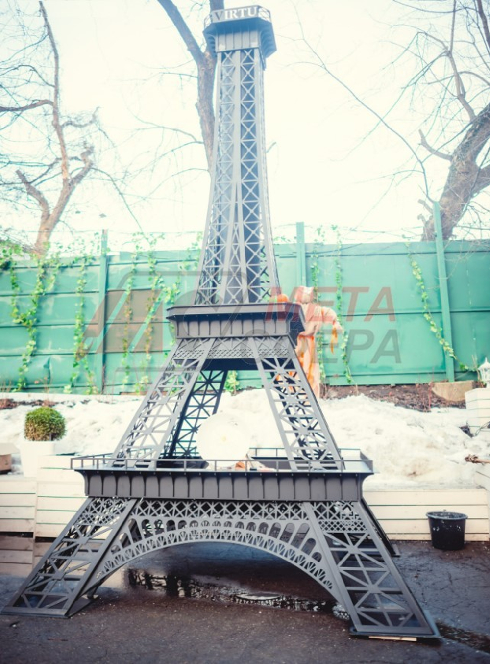 Уличный камин Париж